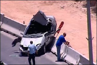 Xe ôtô bị xe ủi đè nát