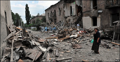 Georgiana observa prédios atingidos por bombardeio em Gori no sábado, 9/8