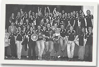 Aelodau a hyffroddwyr CFfI Llanfair yn dathlu eu buddugoliaeth