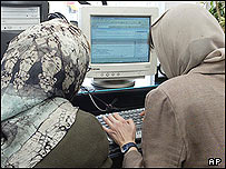 زنان ايرانی در مقابل مونيتور