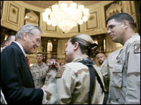 Donald Rumsfeld com militares americanos no Iraque