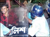 पुलिस और प्रदर्शनकारी