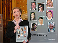 Британия Ташқи ишлар вазири Маргарет Беккет ҳисобот тақдимотида