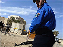 پليس عراق در حال محافظت از ساختمان وزارت بهداشت