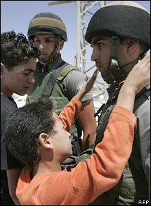 Trẻ Palestine và quân Israel ở thành phố Bethlehem