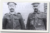 Dafydd Jones (ar y dde) a'i ffrind John Jones newydd ddod allan o ffosydd Ffrainc