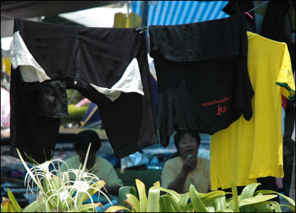 Người biểu tình phơi quần áo ở khắp nơi