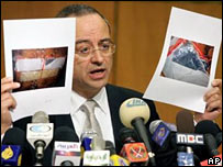 O vice-primeiro-ministro jordaniano, Marwan Muasher, mostra fotos à imprensa