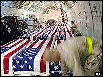 caixões de soldados dos EUA mortos no Iraque