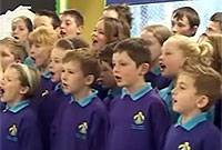 Disgyblion yn canu carolau