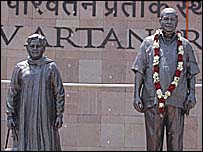 मायावती और कांशीराम की प्रतिमाएं