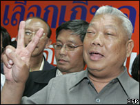 Ông Samak nói chuyện với báo chí hôm 23.12