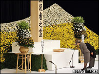 Císař Akihito a císařovna Mičiko uctívají 15. srpna památku obětí 2. světové války