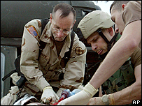 Soldado americano ferido é atendido no Iraque (foto de arquivo)