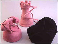 Bolsas em formato de telefone e peça de xadrez