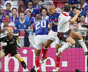 لمپارد با گل زيبايی که در اواخر نيمه نخست وارد دروازه فرانسه کرد، انگلستان را ابتدا يک بر صفر جلو انداخت اما اين نتيجه تا پايان باقی نماند