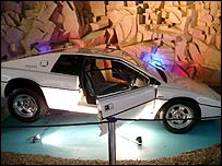 Машина Джеймса Бонда, що перетворилася на підводний човен