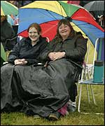 Ronan's fans take shelter.