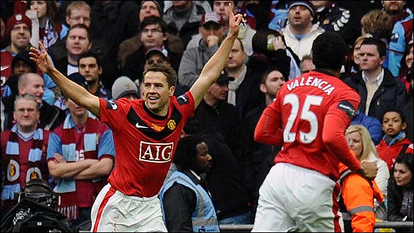 Michael Owen scores in the Carling Cup final