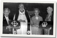 Martin ar achlysyr dathlu 40 mlynedd o'i ordinasiwn gyda'i wraig, Beryl a Jean a Mary Thomas.