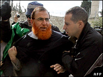 اسرائيل می گويد نمايندگان پارلمان فلسطينی ممنوعيت فعاليت سياسی را ناديده گرفته اند (محمد ابوطير از نمايندگان پارلمان فلسطينی در عکس ديده می شود)