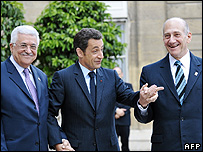 French President Nicolas Sarkozy (centre) welcomes Palestinian Authority President Mahmoud Abbas (left) and Israeli Prime Minister Ehud Olmert in Paris, 13 Jul 08