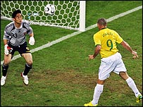 Gol de Ronaldo sobre o Japão