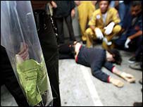 A polícia encontra o corpo de uma vítima da droga