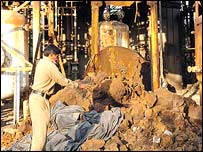 कारखाने के भीतर