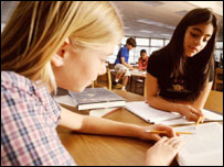 在课室内的学生