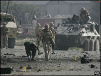 صحنه یک حمله انتحاری در نزدیک فرودگاه کابل