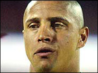 Torcedores riscaram o carro de Roberto Carlos com a palavra macaco