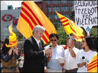 Kêu gọi dân chủ tại nước nhà tại Ottawa