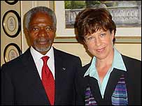 Phóng viên BBC Lyse Doucet và Tổng Thư ký LHQ Kofi Annan