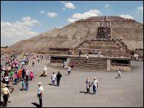 Aztek piramitlerini ziyaret eden turistler, Mart 2009