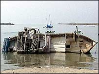 Karaya vurmuş bir göçmen teknesi (Arşiv)