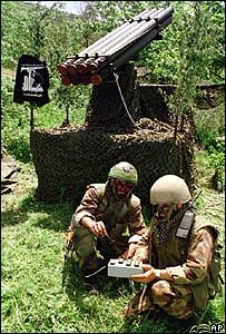 Equipe de lançamento de foguetes do Hezbollah (foto de arquivo)
