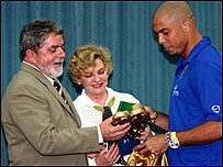 Ronaldo e Lula no Haiti (Foto: Antônio Milena/ABr)