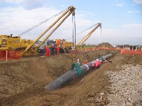 Bir petrol boru hattının inşası (arşiv)