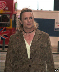 Mike 'Vikki' Gaynor chega para audiência no tribunal, em janeiro