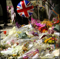 Květiny obětem v Londýně