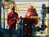 Công nhân Trung Quốc tại một nhà máy dầu lửa và khí đốt