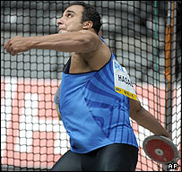 احسان حدادی درحال پرتاب دیسک