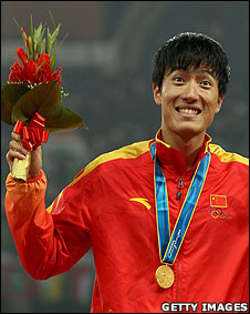 刘翔在广州亚运男子110米跨栏决赛颁奖礼上(24/11/2010)