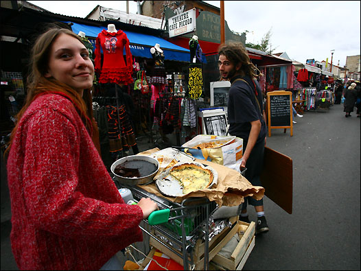 兩個年輕人推著自製的食物在跳蚤市場內叫賣，生意不錯。