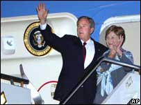 George W. Bush e a primeira-dama americana, Laura Bush, ao desembarcar em Roma