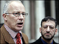 Právní zástupce pozůstalých Phil Shiner