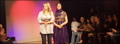 设计系学生Grace（左）接受观众喝彩