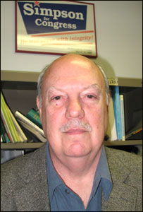 Giáo sư Dick Simpson với biển 'Bầu Simpson vào Quốc hội' tại văn phòng của ông