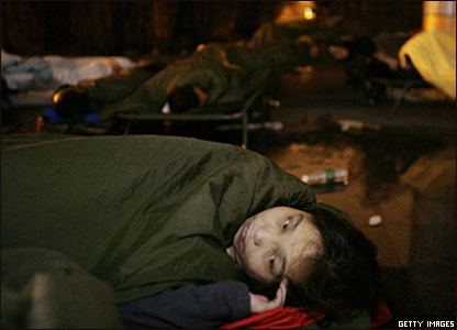 Một phụ nữ ngủ trong khu trú ẩn tại Thành Đô, Tứ Xuyên, 14/05